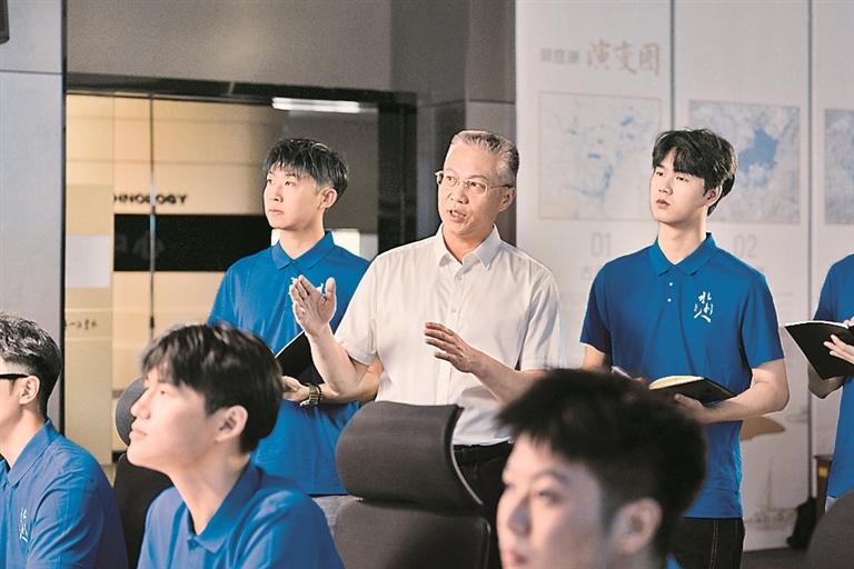 团队成员蒋昌波教授（中）在现场教学。资料图片